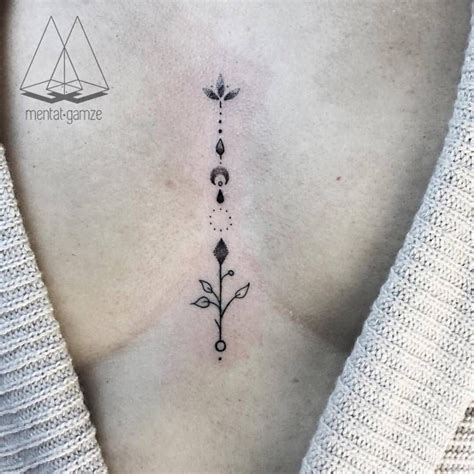 tatuaje en el medio de los senos|13 tatuajes underboob que te inspirarán a tatuarte ahora mismo